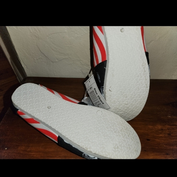 NWT Women's Chicago Blackhawks canvas shoes - Picture 8 of 9